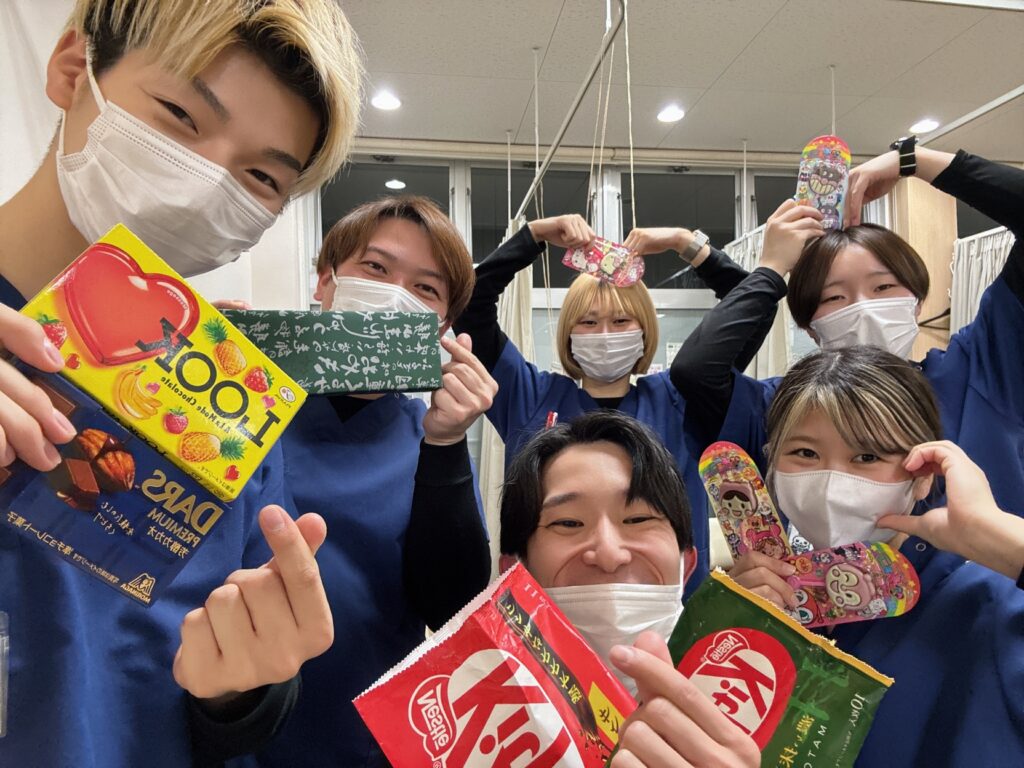 バレンタインチョコを手にポーズをとる、とある院のメンバーたち